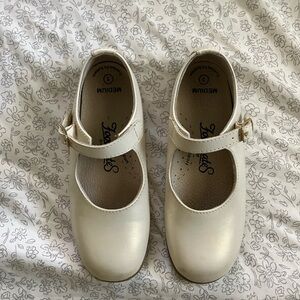 FootMates Cream Mary Jane Dress Shoes